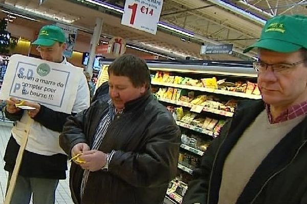 Les producteurs laitiers sont dans les supermarchés pour coller des autocollants sur les produits transformés