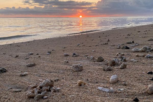 Il est interdit de ramasser du sable sur la plage. Le Code de l'environnement considère son prélèvement comme une atteinte au domaine public maritime, fragilisant les littoraux.