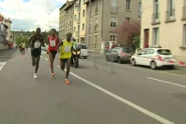 Déjà roi de Volvic, cross qu'il a remporté à 3 reprises, Paul Melly, à gauche, est devenu jeudi le roi du Puy. Le Kenyan a remporté les 15 km internationaux du Puy-en-Velay en 43 minutes et 44 secondes.