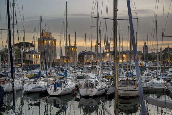 Dans le Vieux Port de La Rochelle, des voiliers sont amarrés.