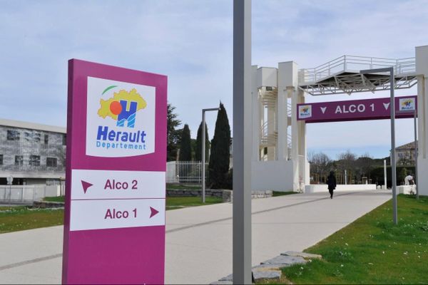 Entrée de l'hôtel du département de l'Héraut à Montpellier.