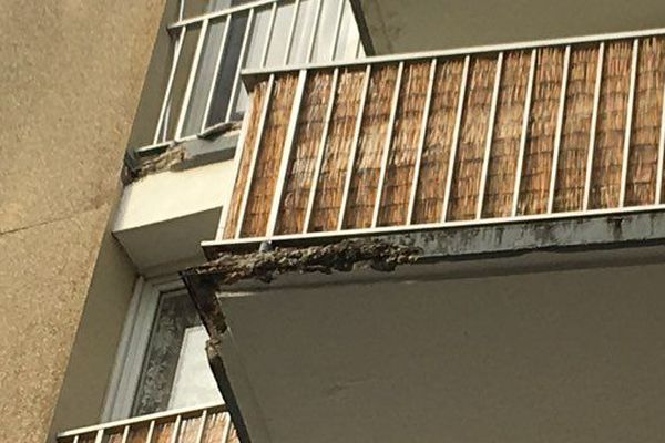 Dans cet immeuble de Sotteville-les-Rouen (76), plusieurs morceaux de béton sont tombés des balcons.