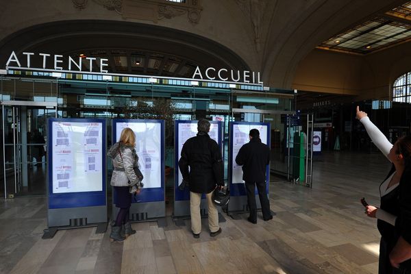 Panneaux d'information à la gare de Limoges Bénédictins