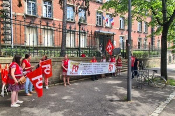 Une trentaine de professeurs des écoles ont réclamé leur titularisation devant la la direction des services départementaux de l'Éducation nationale à Metz (Moselle) mercredi 26 juin 2024.