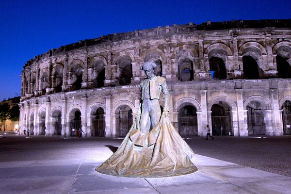 Nîmes - les arènes et la statue de Nimeño II - archives.