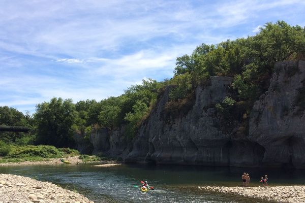 Le jeune homme a sauté dans un cours d'eau situé sur la commune de Berrias-et-Casteljau, en Ardèche.