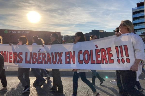 Une vingtaine d'infirmiers libéraux manifestent à l'entrée de La Ciotat.