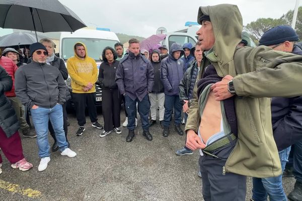 Ce matin, Habid montre la cicatrice consécutive à l'agression d'un détenu