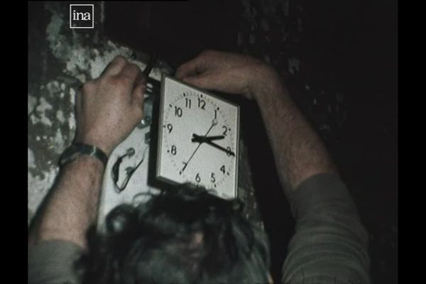 Réglage d'une horloge électrique à Nancy (Meurthe-et-Moselle) en 1981 (Archive France 3 Lorraine - INA)