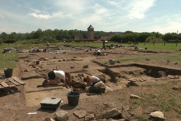 Le site archéologique du Vernay à Saint-Romain-de-Jalionas accueille chaque été des bénévoles venus de toute la France, depuis près de 50 ans afin de répondre aux nombreuses questions posées par les 13 hectares d'une luxueuse villa gallo-romaine.