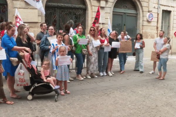 Les candidats au concours de professeur des écoles qui sont sur liste d'attente manifestent.