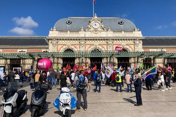 Manifestants contre la réforme des retraites devant la gare de Nice, le 22 mars 2023