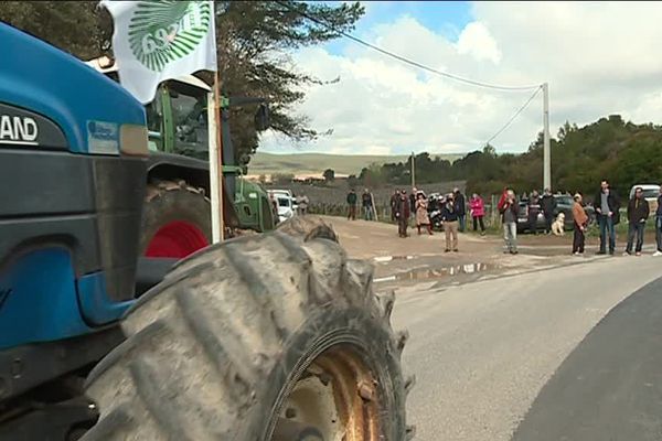 Les viticulteurs et leurs tracteurs rejoignent les riverains lors de la manifestation.