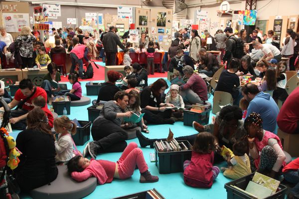 Petits et grands lors d'une précédente édition de la Fête du Livre jeunesse de Villeurbanne qui fête ses 25 ans en 2024