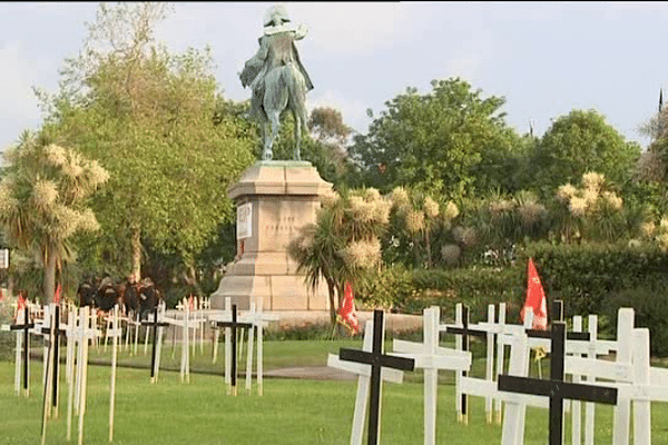 Plusieurs centaines de croix ont été plantées autour de la statue de Napoléon à Cherbourg par la CGT Areva