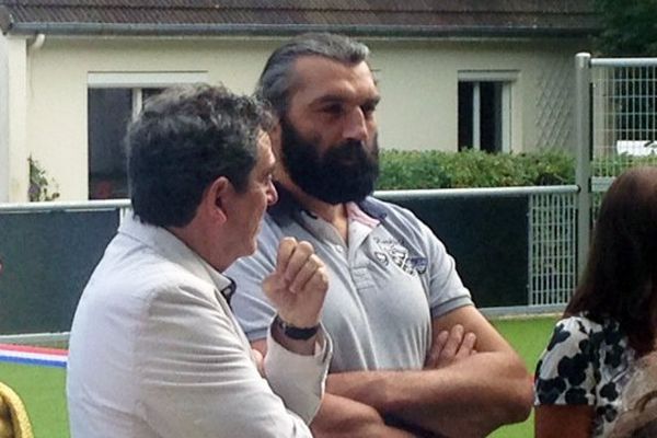 Jeudi 4 septembre : Sébastien Chabal inaugure un terrain multisports à Montceaux-les-Vaudes (Aube).