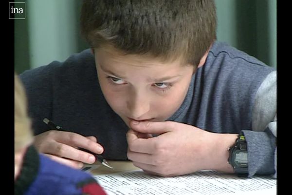 Une quarantaine d'enfants d'école primaire et de collège participe à la demi-finale régionale des championnats de France de mathématiques à Besançon. Un reportage d'Olivier Trives et Michel Jan du 16 mars 1997.