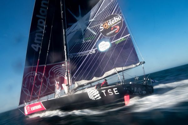 <p>L'Azuréenne Alexia Barrier, skipper du bateau TSE-4myplanet, a franchi le cap Horn pour sa première fois.</p>