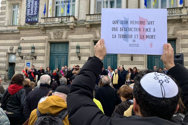 A Montpellier, 10 ans après l'attentat contre l'Hyper Casher de la porte de Vincennes à Paris, plusieurs dizaines de personnes ont observé une minute de silence.