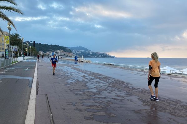 La Promenade des Anglais au petit matin, à l'heure où l'on peut encore circuler sans trop de difficultés. Et parler politique sereinement ?