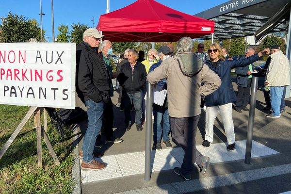 Quelques heures après la fin de la gratuité des parkings du centre hospitalier du Mans, une trentaine de personne ont manifesté contre la mesure.