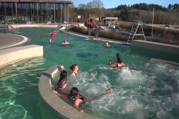 Les bains givrés à la piscine du lac de Saint-Pardoux.