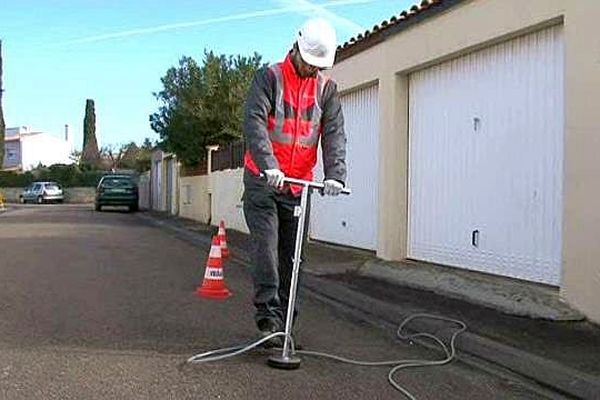 Sète (Hérault) - les agents de Veolia traquent les fuites d'eau dans le réseau avec un renifleur d'hélium - février 2016.