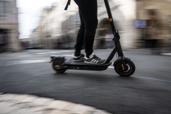 Un engin de déplacement motorisé peut être dangereux, pour l'utilisateur et les piétons.