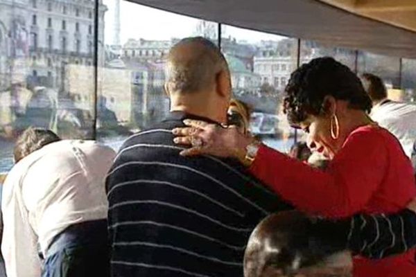 Avec le Secours Populaire, 80 personnes ont réveillonné dans un restaurant sur une péniche parisienne. L'occasion d'une belle croisière sur la Seine.