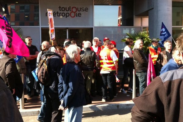 Les syndicats réunis devant Toulouse Métropole.