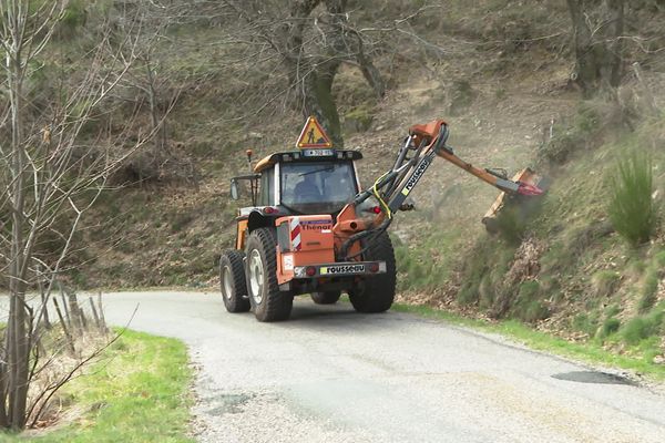 Les agents du département assurent l'entretien régulier des routes de l'Ardèche.