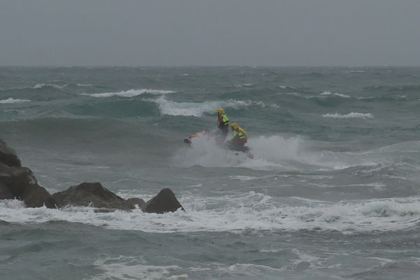 Le kite-surfer, piégé par le mauvais temps, ne parvenait pas à rejoindre la plage.