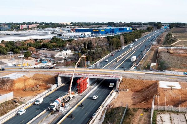 Un nouveau pont est en construction depuis des mois à Montpellier : il enjambe l’autoroute A709 afin de permettre à terme à la ligne 1 de tramway de Montpellier de rallier la gare Sud de France.