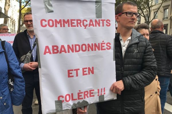 Plus d'une centaine de riverains et de commerçants ont protesté contre l'insécurité croissante dans le quartier de la Guillotière, à Lyon.