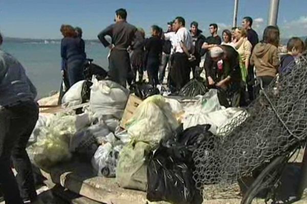 Des bénévoles ont nettoyé l'embouchure du Var, le 7 avril. Ils ont ramassé 500 kilos de déchets.