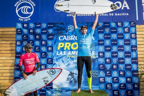 Le surfeur finistérien Gaspard Larsonneur a remporté son premier trophée sur le circuit World Qualifying Series à Tenerife, aux dépens du Canarien Jonathan Gonzalez. 