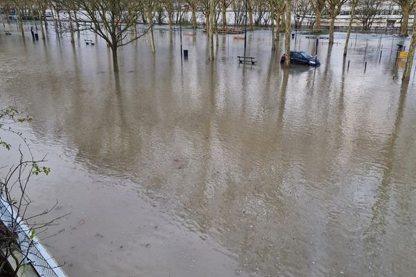 Sur la rive droite à Bordeaux, l'eau est montée très haut ce lundi 11 mars.