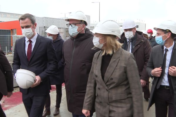 Olivier Véran, ministre de la santé (casque à la main) et Richard Ferrand, député du Finistère et président de l'Assemblée nationale, en visite ce vendredi 26 novembre sur le chantier de l'hôpital de la Cavale Blanche à Brest. Une enveloppe de 855 millions d'euros est attribuée à la région pour le bâti et l'équipement de structures de santé.