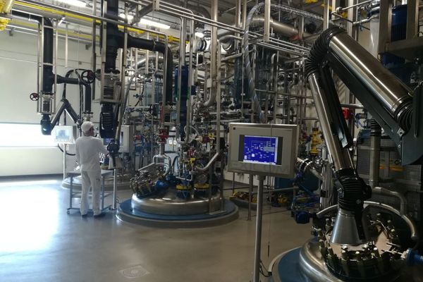 Située près du Puy-en-Velay, l'usine Fareva La Vallée produit des principes actifs pour les médicaments.