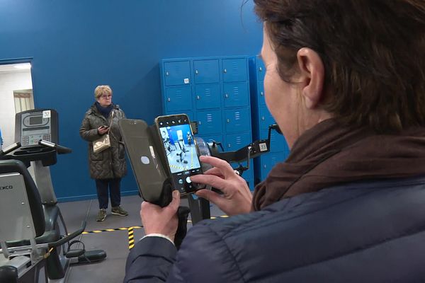 Les acheteurs sont venus par dizaine pour acheter l'équipement de cette salle de sport