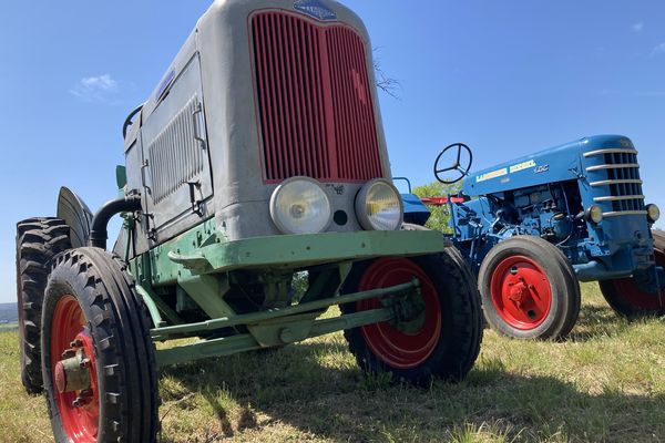 En premier plan un tracteur Labourier de 1947