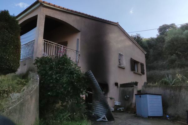 Les habitants étaient encore éveillés lorsque l'incendie s'est déclaré dans leur garage. 