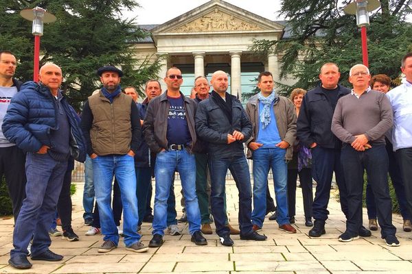 Des policiers rassemblés devant le palais de justice de Rodez ce mardi.