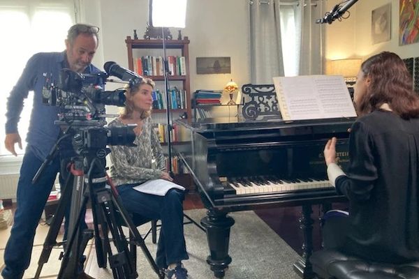 Le tournage d'un épisode de la web-série documentaire "Un orchestre à soi". La réalisatrice, Laureline Amanieux réalise une interview.