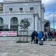 Des passagers quittent le port de Bastia, bloqué, et passent devant le siège de la Chambre de commerce de Haute-Corse.