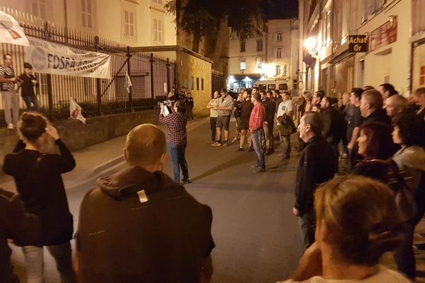 Une centaine d'agriculteurs s'est réunie mardi soir, devant la préfecture de Foix  à l'appel de la FDSEA et des Jeunes agriculteurs.