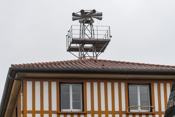 Sirènes d'alertes sur un bâtiment à pans de bois, dans le sud de la France.