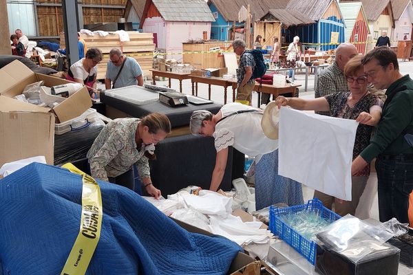 Amateurs ou antiquaires, les curieux se sont pressés à la brocante de Francis Staub, fondateur des cocottes en fonte du même nom.