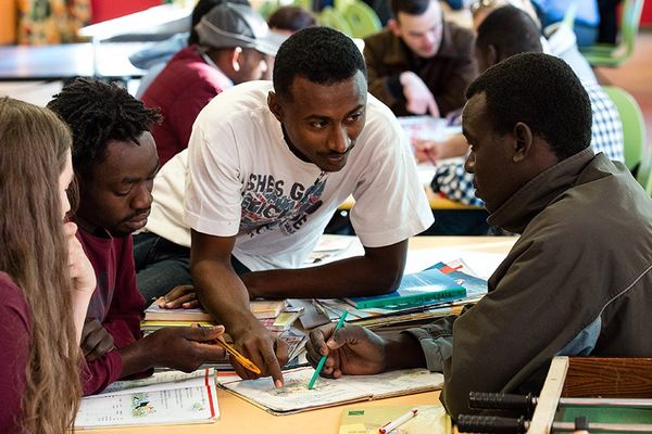 Des migrants apprennent le français à Croisilles (Pas-de-Calais).