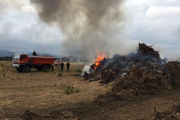 Des sapeurs-pompiers ardéchois, en renfort en Corse pour lutter contre les incendies. Ici un feu de bois et végétaux à Aléria.